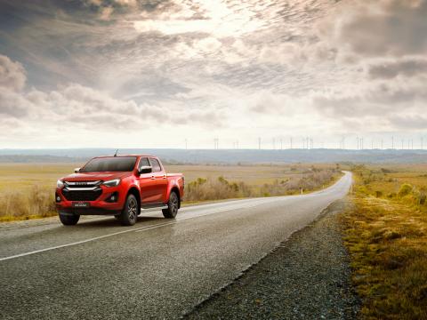 24MY ISUZU D-MAX_13_EU-LHD_CREW_RBD_Red Spinel.jpg