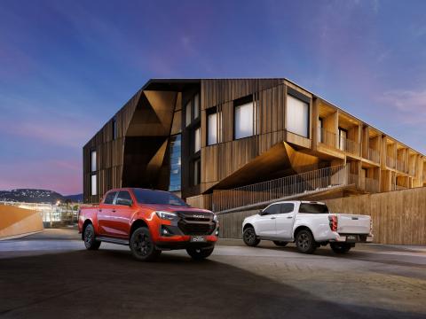 24MY ISUZU D-MAX_2_EU-LHD_CREW_RBE_FR_RR.jpg